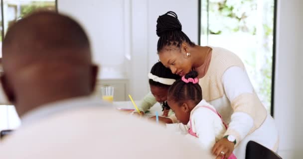 Siyahi Aile Eğitim Çocuklarıyla Birlikte Öğrenim Görmek Için Evlerinin Mutfağında — Stok video