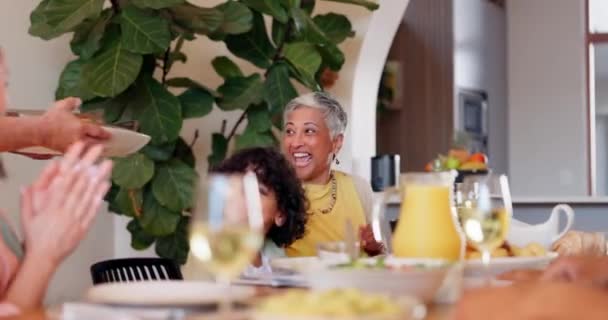 Familia Feliz Abuelo Aplausos Para Comida Cena Celebración Comida Junto — Vídeos de Stock