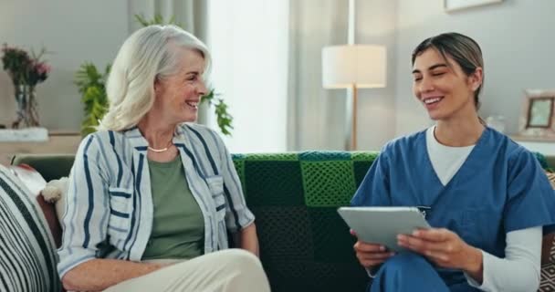 Sênior Mulher Cuidador Com Tablet Para Consulta Comunicação Discussão Para — Vídeo de Stock