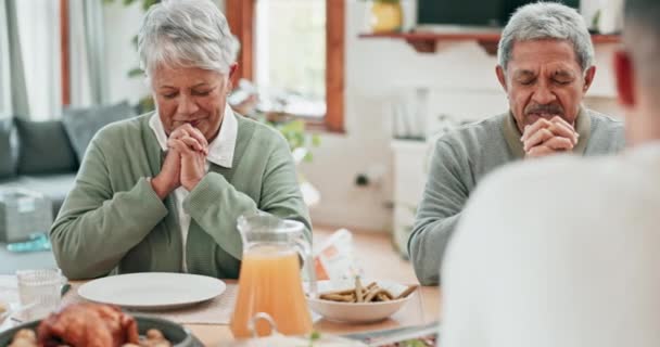 Starsza Para Domu Modląc Się Jedzenie Przy Stole Razem Dużą — Wideo stockowe