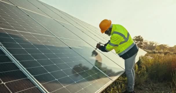 Сонячна Відновлювана Енергетика Інженерна Людина Фермі Щоб Встановити Панель Сталого — стокове відео