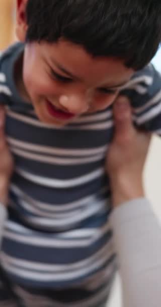 Ruce Chlapec Dítě Hrou Zvedání Letadlo Hru Dopoledních Hodinách Doma — Stock video
