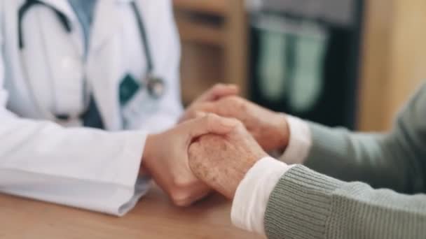 Médico Pessoa Idosa Mãos Dadas Close Para Apoio Consultoria Cuidados — Vídeo de Stock