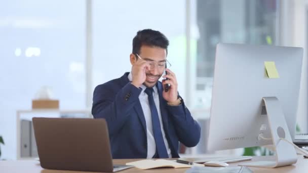 Homem Negócios Feliz Falando Seu Telefone Enquanto Trabalhava Computador Sorrindo — Vídeo de Stock