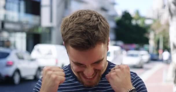 Yüz Başarı Sokakta Heyecanlı Bir Adam Kutlama Açık Havada Kazanan — Stok video
