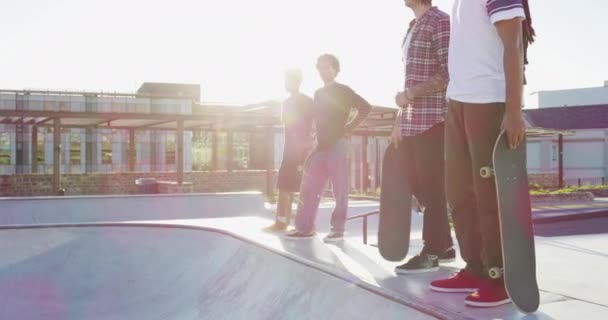 ランプ スケートボードを持つ人々は フィットネスのための趣味の活動のためにトリックします コミュニティ スケーターグループ 男性スケートボード アドベンチャー 楽しさ 朝のトレーニング — ストック動画