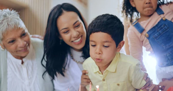 Verjaardagstaart Kind Blazen Kaarsen Grote Familie Vieren Met Glimlach Plezier — Stockfoto