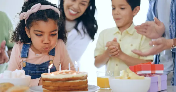 带着蛋糕 蜡烛和大家庭的孩子们在家里一起欢欢喜喜地庆祝生日 礼物和祝贺 父母和带着兴奋孩子参加派对的孩子们 — 图库照片
