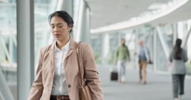 İş kadını, seyahat için havaalanında yürüyüş ve portre, kalkış zamanı ya da bina ya da ofis saatlerinde geç kalma. Seyahatte olan kişi, yürüyüş ve Asyalı çalışan veya şirket gezisi.