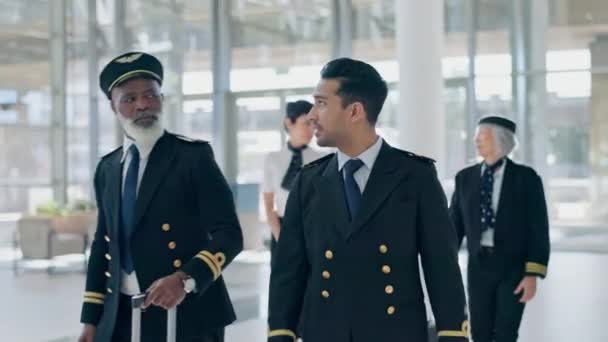 在机场一起行走时的旅行 团队和交谈 以进行规划 策略和飞行讨论 与空姐一起步行登机的飞机 工作人员和飞行员 — 图库视频影像