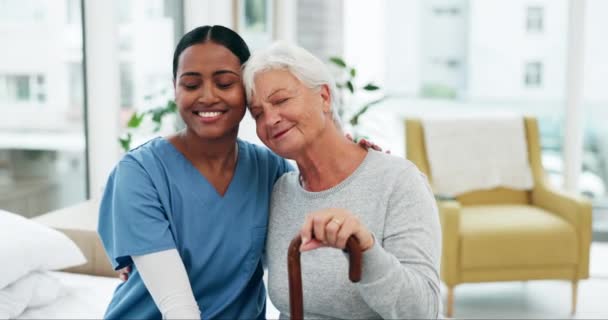 高齢者ケアのハグ 看護師 シニア患者 家庭で笑顔とヘルスケア 医療専門家 介護者 老婆は 杖を持った幸せで女性を抱きしめます — ストック動画