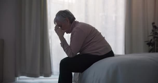 ベッドルームのストレス うつ病 悲しい老婆 精神的健康問題 退職後の借金 危機の疲労のために家で泣いている孤独な上級女性 — ストック動画