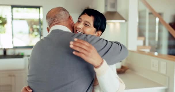 Älteres Paar Liebe Und Umarmung Haus Glücklich Und Verbindend Zusammen — Stockvideo