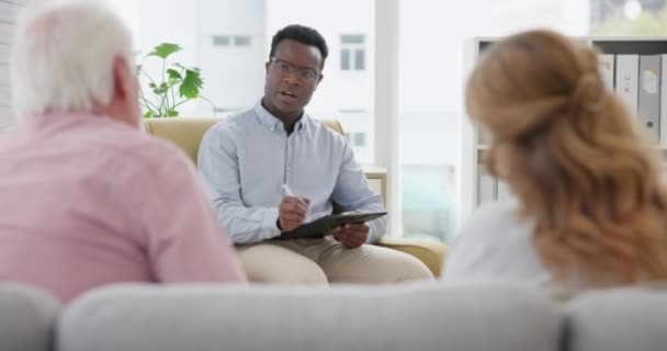 Senior Pareja Hombre Negro Con Trabajo Psicólogo Para Consultoría Matrimonial — Vídeo de stock