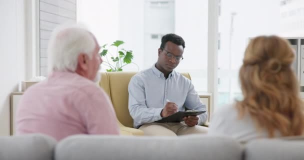 老年人 夫妇和治疗与心理学家的婚姻咨询与建议和支持 心理治疗师和离婚人士通过帮助 倾听或咨询进行关系讨论 — 图库视频影像