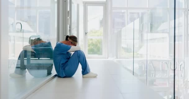 Dokter Stres Dan Wanita Dengan Depresi Kelelahan Dan Terlalu Banyak — Stok Video