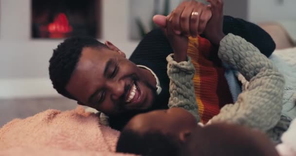 Šťastný Relaxovat Hravý Otcem Dítětem Obývacím Pokoji Pro Lásku Podporu — Stock video