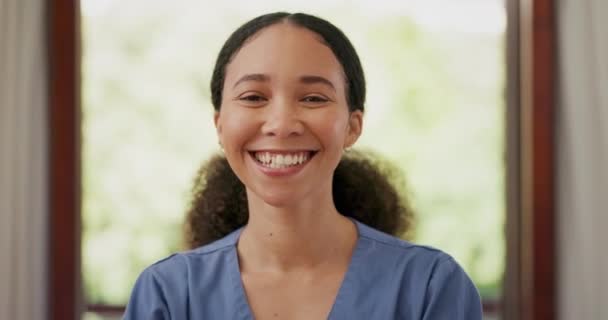 看護師 クリニックの医療 医療介護者の女性の顔 幸せな 医者および女性は肖像画および仕事が付いている病院か退職の家で働く準備ができています — ストック動画