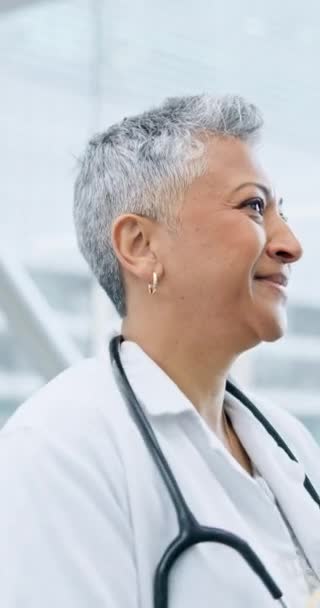 Szczęśliwy Spacery Kobieta Lub Lekarz Szpitalu Dla Opieki Zdrowotnej Opieki — Wideo stockowe