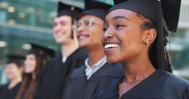 フェイス または幸せな卒業生は キャンパス外のラインに立っています モチベーション 大学の達成または教育の成功のための笑顔の多様性 学位または誇り高い学生 — ストック動画