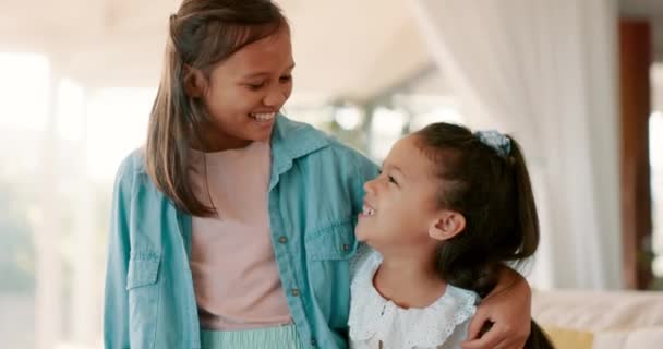 Gelukkig Knuffel Meisjeskinderen Die Samen Spelen Woonkamer Van Een Modern — Stockvideo