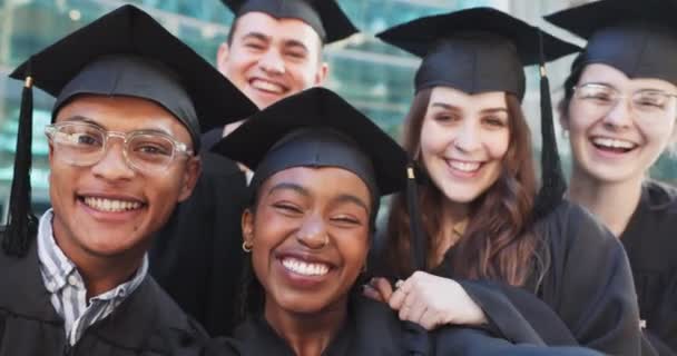 ソーシャルメディアでの卒業セルフィー 学生のお祝い または学位の大学による顔 多様性または友人 卒業証書 成功教育 キャンパスでの笑顔のための賞 肖像画 — ストック動画