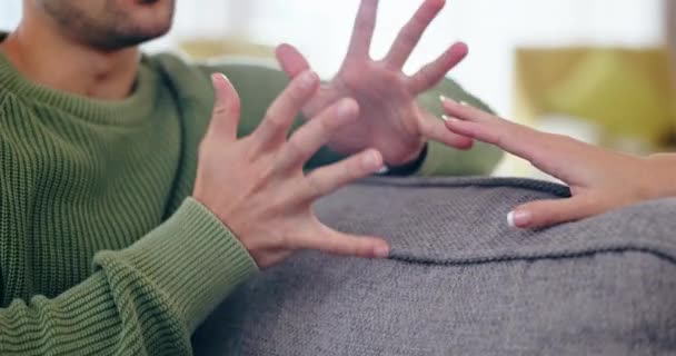Hände Kampf Und Paar Auf Dem Sofa Mit Streit Ehekrise — Stockvideo