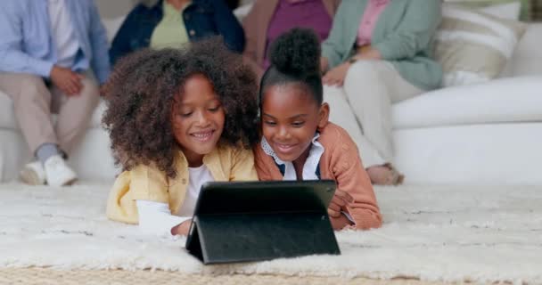 Niños Hermanos Hermanas Tabletas Para Aprender Transmitir Videos Educativos Juegos — Vídeo de stock