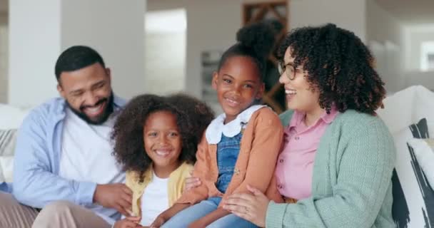 Ouders Kinderen Gezicht Glimlach Bank Dochter Ontwikkeling Home Support Gelukkige — Stockvideo
