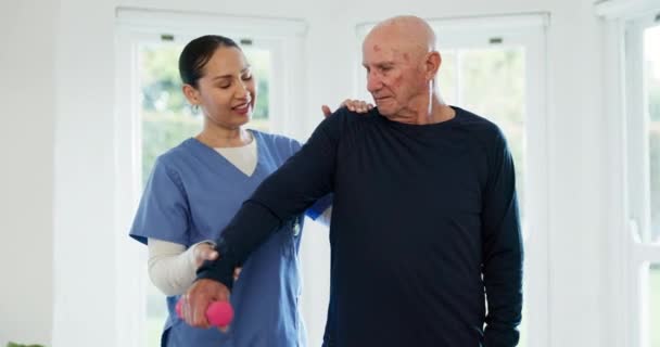 Haltères Exercice Rétablissement Avec Une Infirmière Vieil Homme Dans Une — Video
