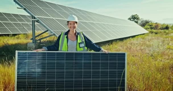 Engineering Vrouw Blij Met Zonnepanelen Buiten Voor Hernieuwbare Energie Onderhoud — Stockvideo
