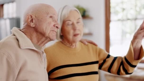 アパート メンテナンス 会話のあるリビングルームでの計画 ホームリフォーム シニアカップル 老人ホーム 趣味のアイデアを退職する — ストック動画
