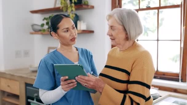 Νοσοκόμα Ηλικιωμένη Γυναίκα Και Tablet Για Υγειονομική Περίθαλψη Επικοινωνία Και — Αρχείο Βίντεο