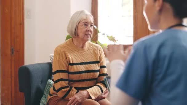 Gesundheitswesen Gespräch Und Arzt Mit Seniorin Wohnzimmer Für Diagnose Oder — Stockvideo