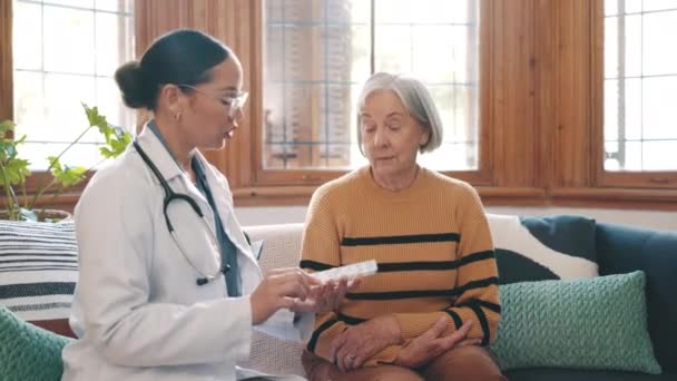 Mujer Mayor Médico Medicamentos Pastillas Discusión Instrucciones Para Medicamentos Salud — Vídeos de Stock