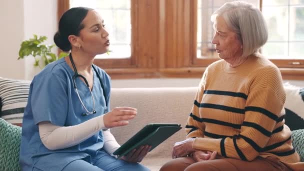 与在客厅里做诊断或治疗研究的老年妇女一起用餐 讨论和护理 向老年患者提供数字技术的对话 医疗保健和年轻女性护理人员 — 图库视频影像