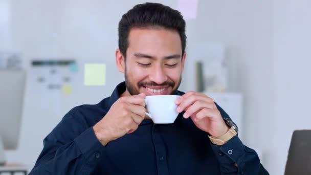 Επιχειρηματίας Απολαμβάνει Τον Καφέ Του Και Χαμογελά Ενώ Αισθάνεται Εμπνευσμένος — Αρχείο Βίντεο