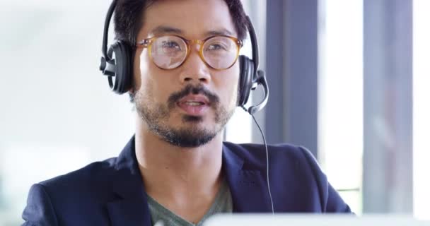 Adamı Kulaklık Iletişimde Tavsiye Çağrı Merkezi Ajanı Iletişim Ağı Asyalı — Stok video
