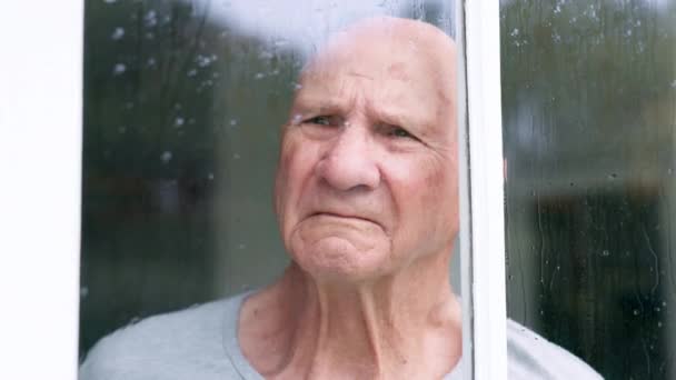 Emeklilik Evinde Üzgün Pencereli Yaşlı Bir Adam Depresyonlu Kederli Bir — Stok video