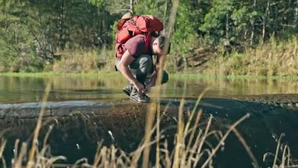 Hombre Senderismo Corbata Cordones Bosque Río Listo Para Iniciar Caminata — Vídeo de stock