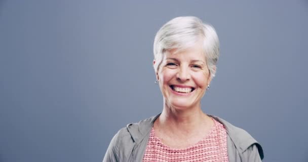 Senior Kvinde Blink Smil Studiet Ansigt Emoji Eller Hemmelig Selvsikker – Stock-video