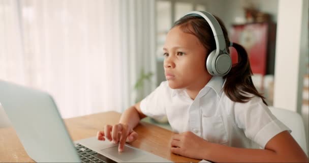 Lány Gyerek Laptop Oktatás Fülhallgatóval Gépelés Összpontosítás Tanuláshoz Fejlesztéshez Otthoni — Stock videók