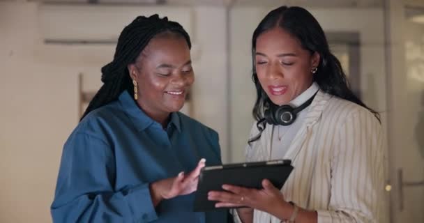 Wanita Tablet Atau Manajer Call Center Mengajar Telemarketing Layanan Pelanggan — Stok Video