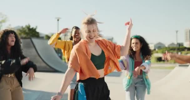 Mulher Feliz Livre Pessoas Dançando Com Moda Hip Hop Swag — Vídeo de Stock