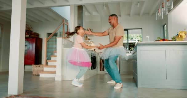 Тато Дівчина Балет Танцями Домом Навчанням Грою Доглядом Єднанням Кухні — стокове відео