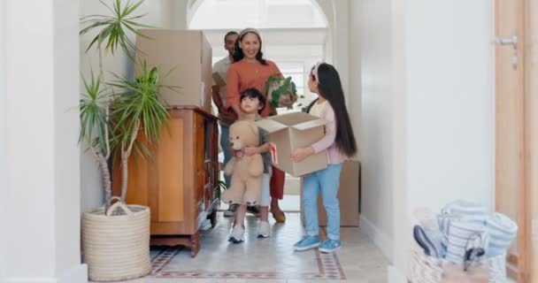 Immobilien Familie Und Kinder Tragen Kisten Für Den Umzug Ein — Stockvideo