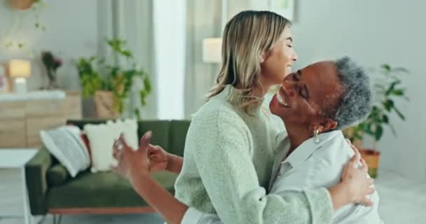 Donna Anziana Figlia Abbraccio Casa Cura Legame Insieme Pensione Adulto — Video Stock