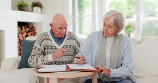 Kıdemli Çift Belgeleri Anlaşmayı Imzalayın Kontrat Evraklar Veya Sigorta Yaşlılar — Stok video