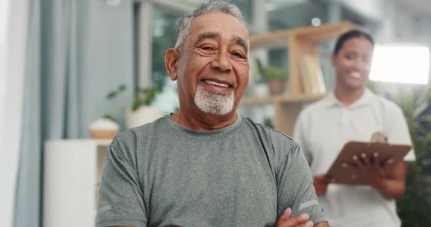 Homem Idoso Rosto Sorriso Para Fisioterapia Resultados Reabilitação Consultório Retrato — Vídeo de Stock