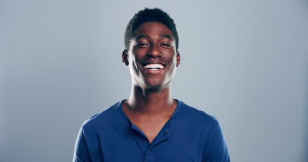 Hombre Negro Cara Sonrisa Para Soplar Beso Por Amor Cuidado — Vídeo de stock